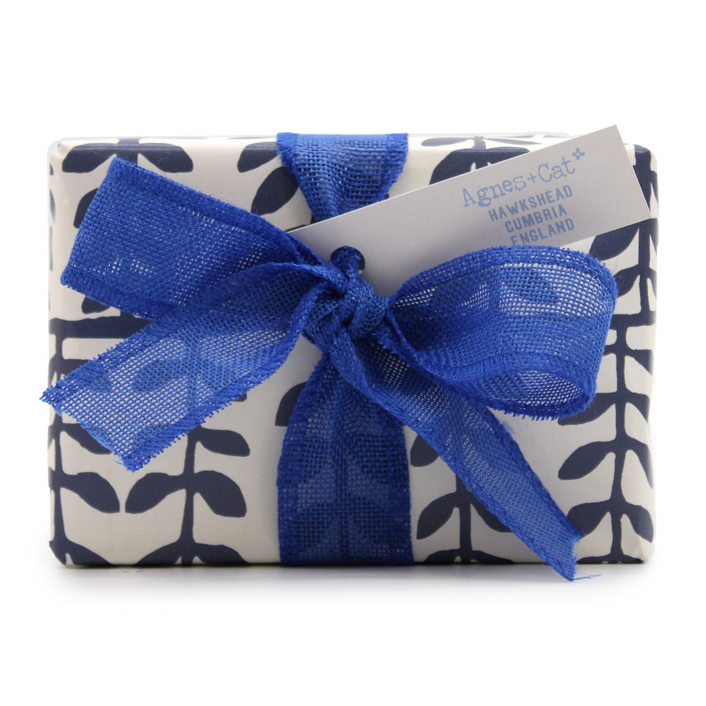 Caja de Regalo con Vela de Gardenia & Bombas de Baño de Provence y Dolly Blue