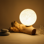 Lámpara de mesa esférica marfil con base de madera natural