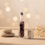 Botella roll on de cristal con gemas de amatista para aceites esenciales – tapa plateada