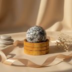 Esfera de Piedra Luna India con base de madera 50 mm para decoración zen y meditación
