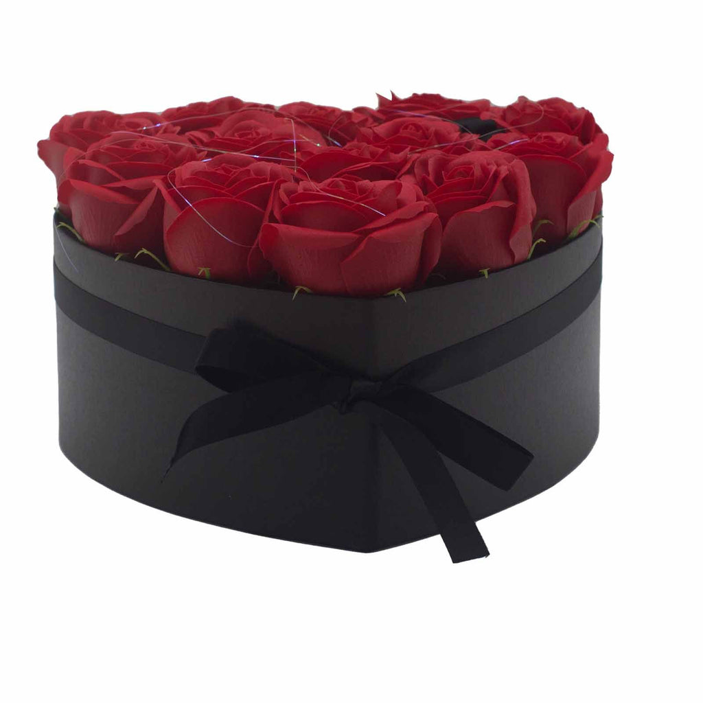 Caja corazón negra con 13 rosas de jabón rojas para baño romántico y regalo elegante