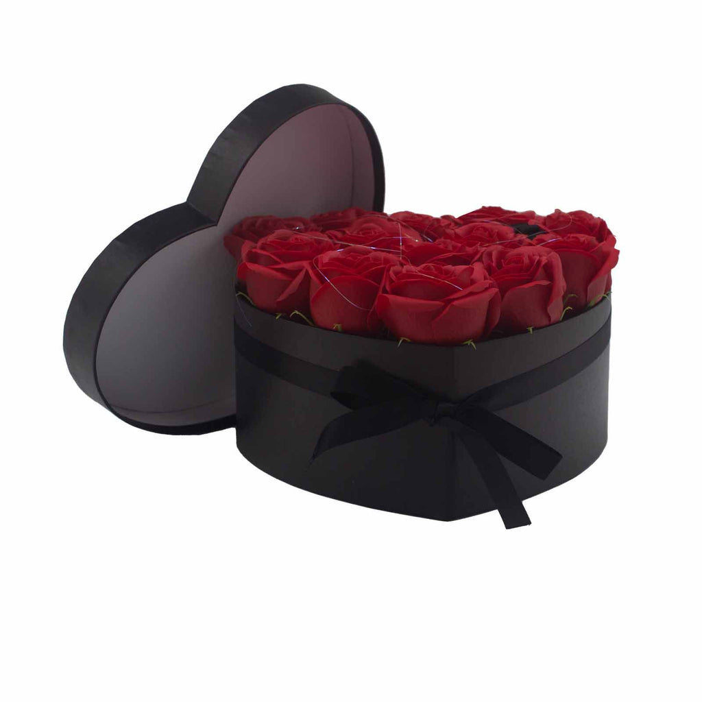 Caja corazón negra con 13 rosas de jabón rojas para baño romántico y regalo elegante