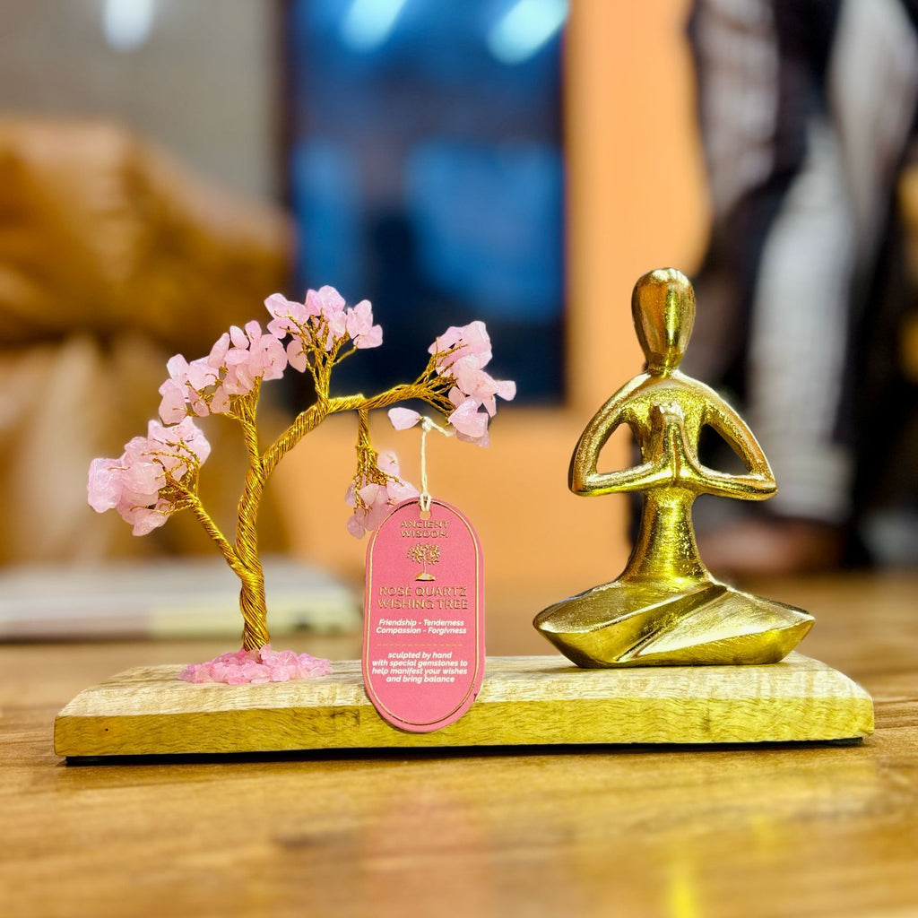 Jardín de yoga con piedras preciosas – Árbol inclinado de cuarzo rosa y figura Namaste