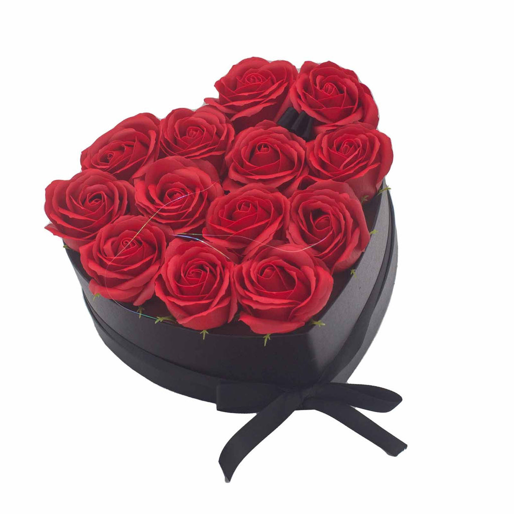 Caja corazón negra con 13 rosas de jabón rojas para baño romántico y regalo elegante