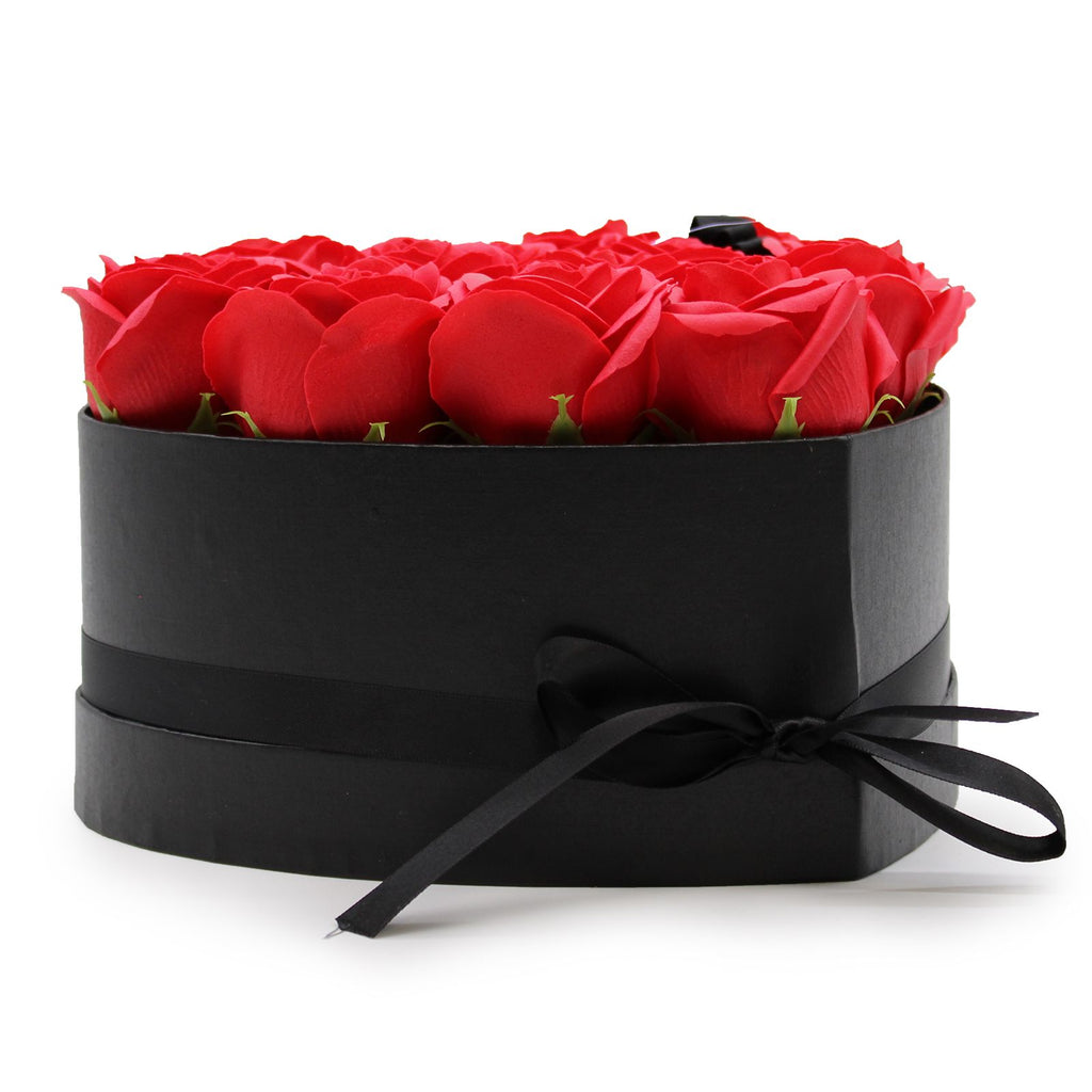 Caja corazón negra con 13 rosas de jabón rojas para baño romántico y regalo elegante