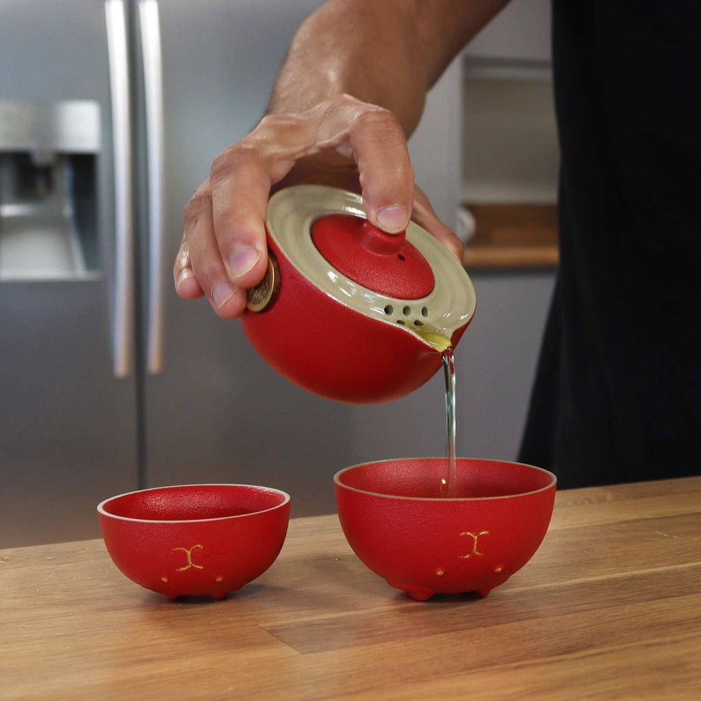 Set de Tetera Gato de la Suerte Rojo con 2 Tazas y Estuche de Viaje