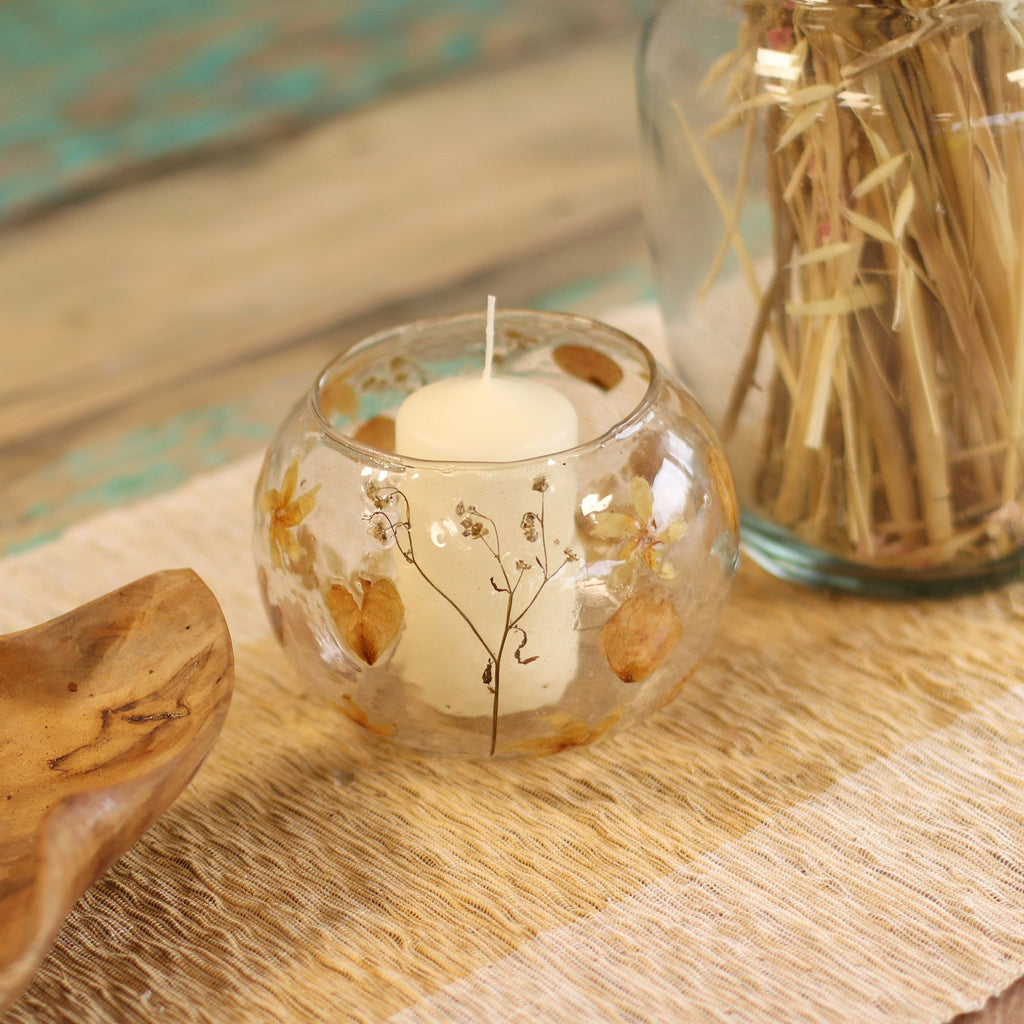Portavelas de vidrio reciclado con flores naturales