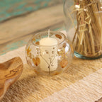 Portavelas de vidrio reciclado con flores naturales