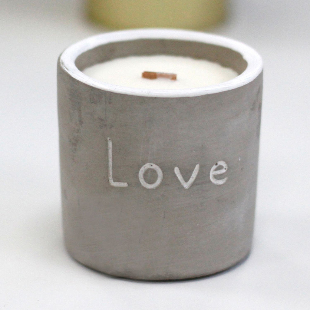 Vela Love de soja en maceta de hormigón con mecha de madera aroma higo morado y casis