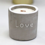 Vela Love de soja en maceta de hormigón con mecha de madera aroma higo morado y casis