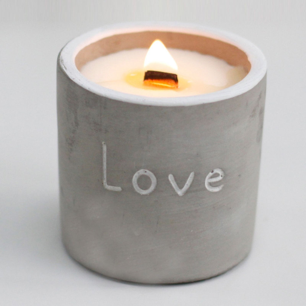Vela Love de soja en maceta de hormigón con mecha de madera aroma higo morado y casis
