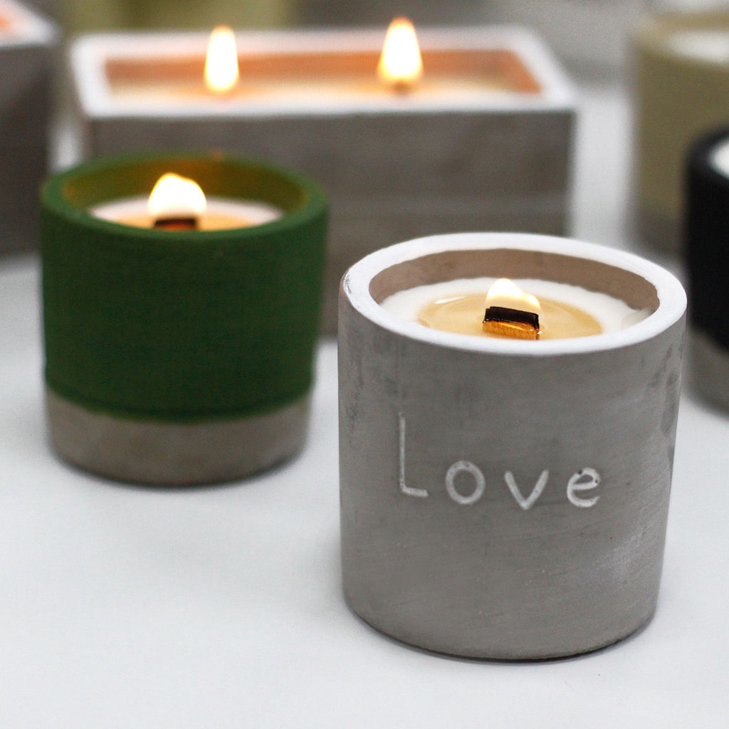 Vela Love de soja en maceta de hormigón con mecha de madera aroma higo morado y casis