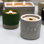 Vela Love de soja en maceta de hormigón con mecha de madera aroma higo morado y casis