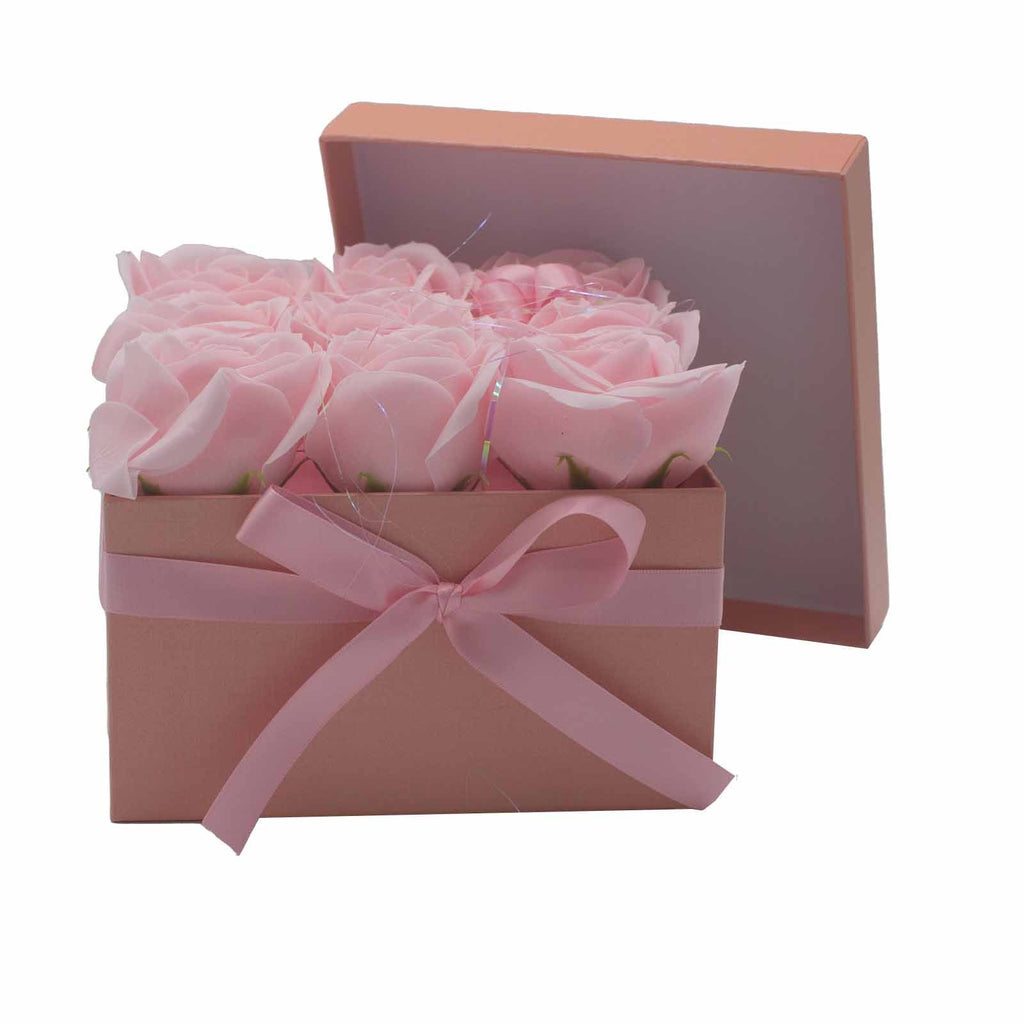 Caja regalo con 9 rosas de jabón rosa en caja cuadrada para baño relajante y detalle especial