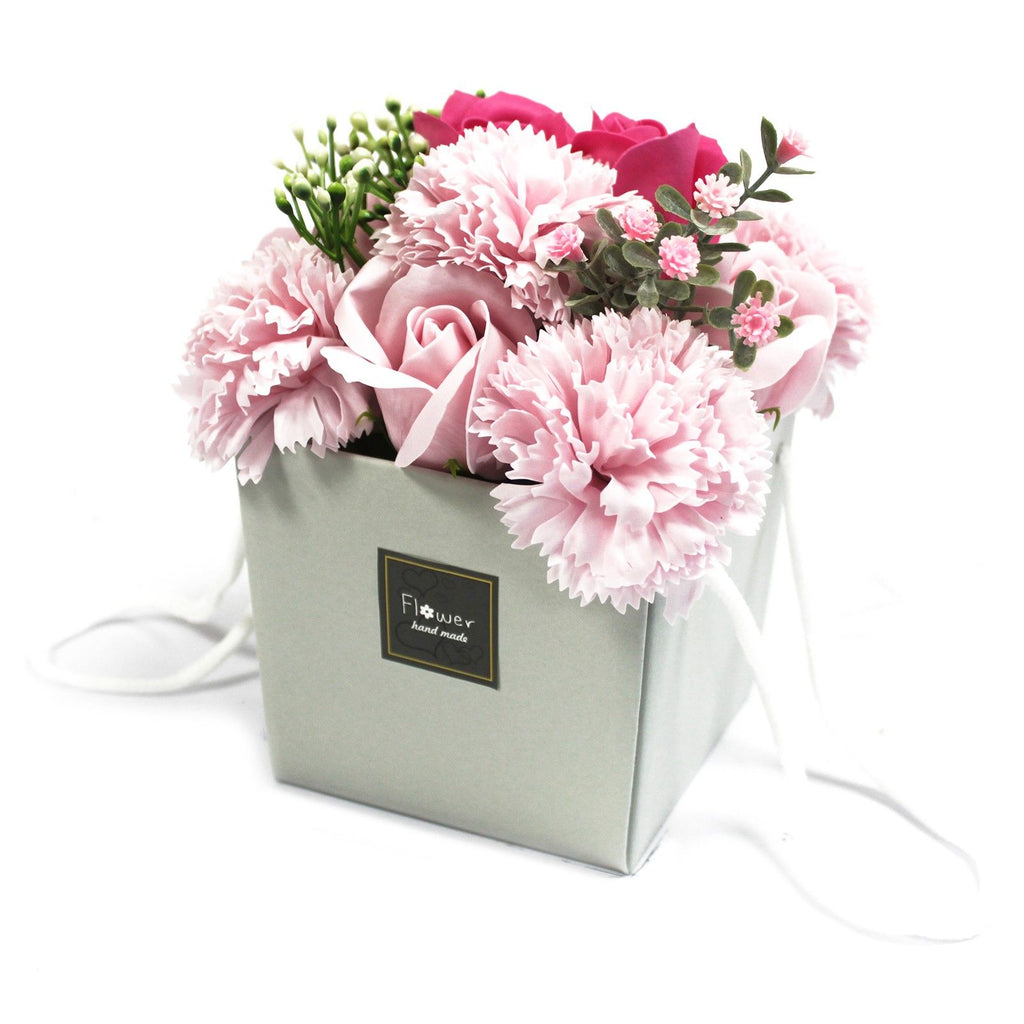 Ramo de flores de jabón rosas de color rosa y clavel en caja regalo para baño romántico