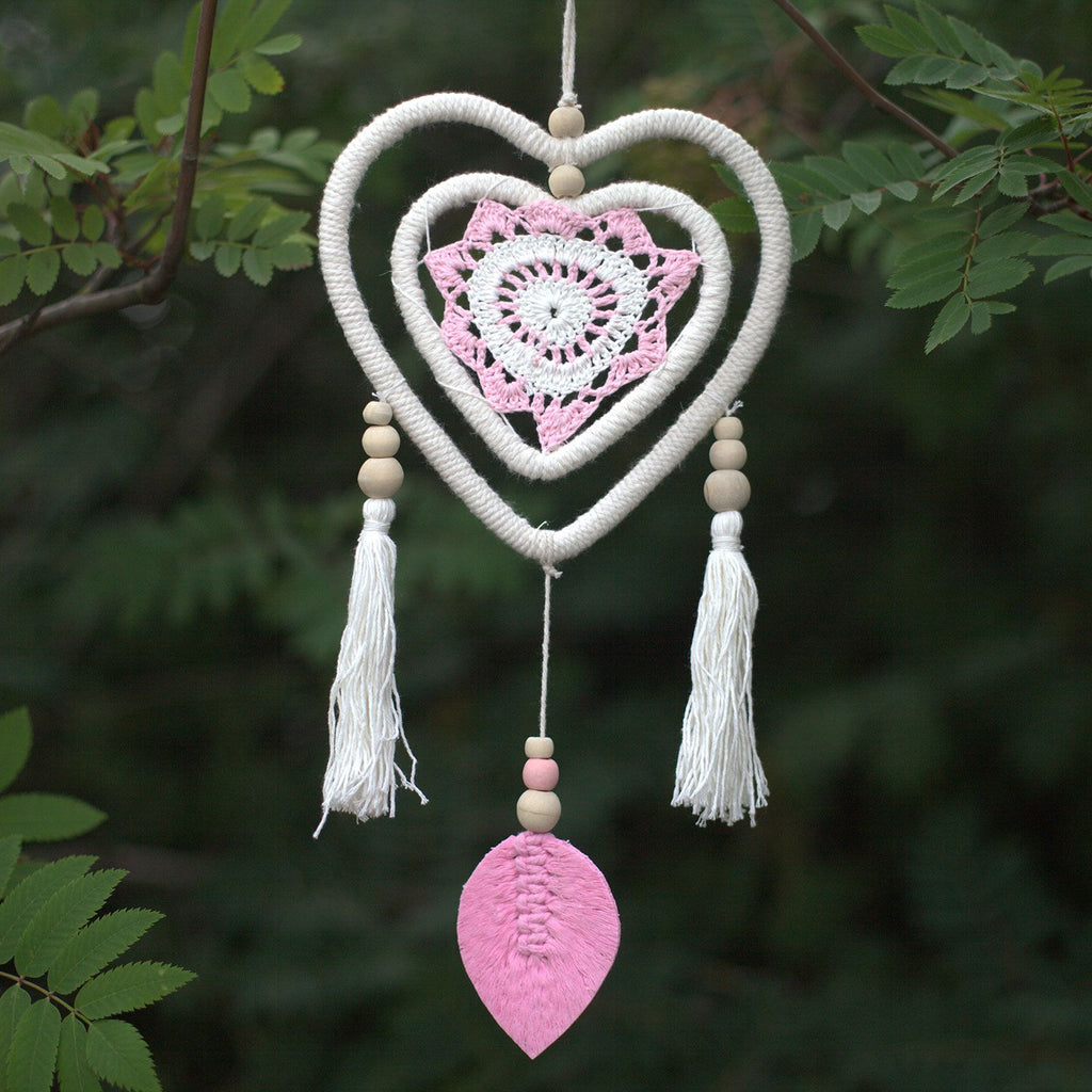 Atrapasueños corazón rosa mediano hecho a mano en Bali